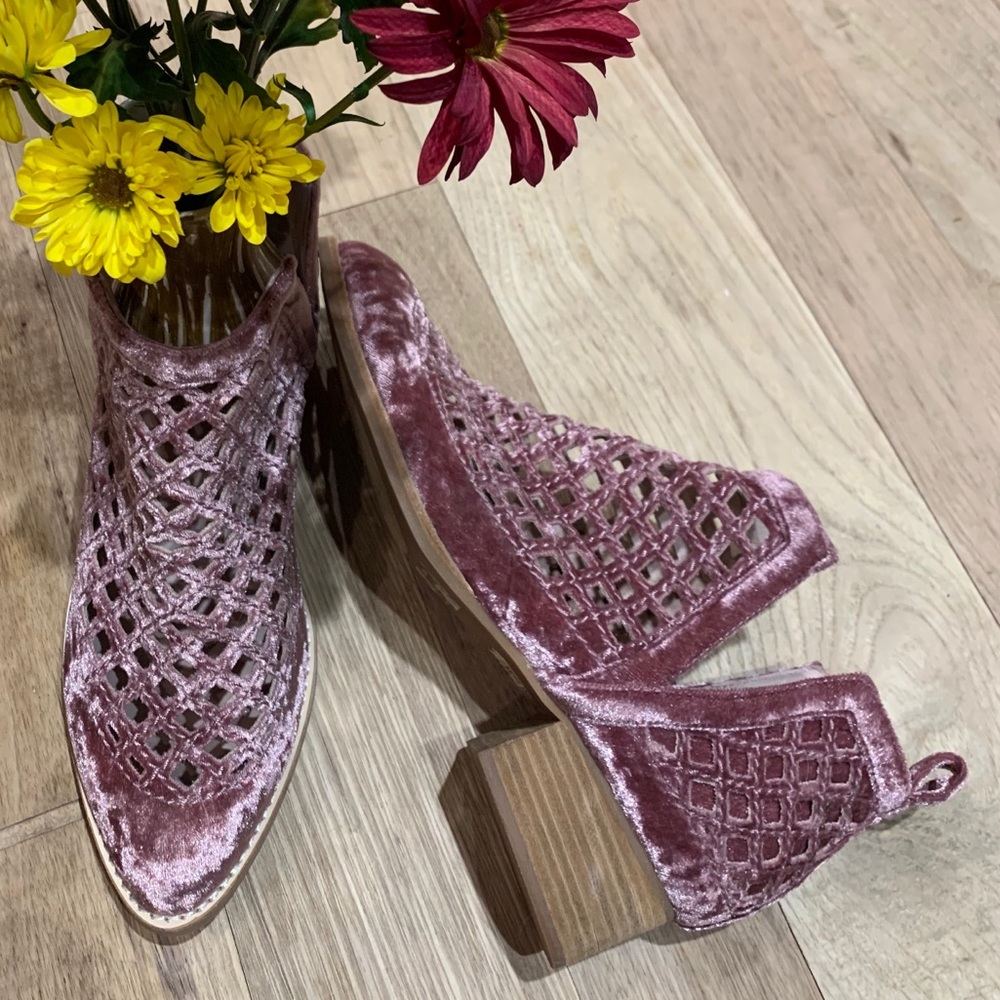 Jeffrey Campbell Velvet Taggart booties. Size 8.5